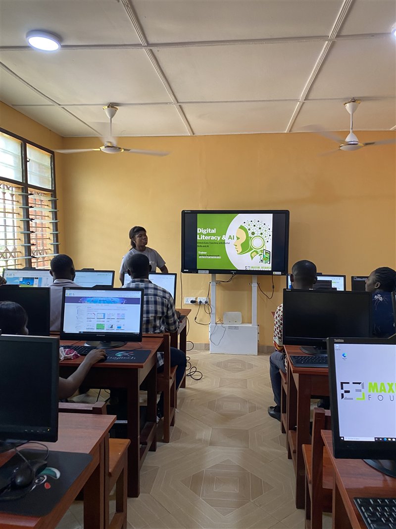 Martha presenting a Digital Literacy & AI training session